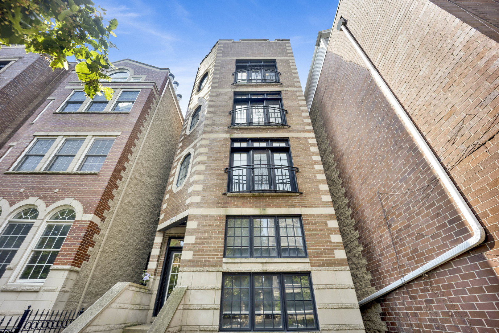911 W Roscoe Street Unit: 4