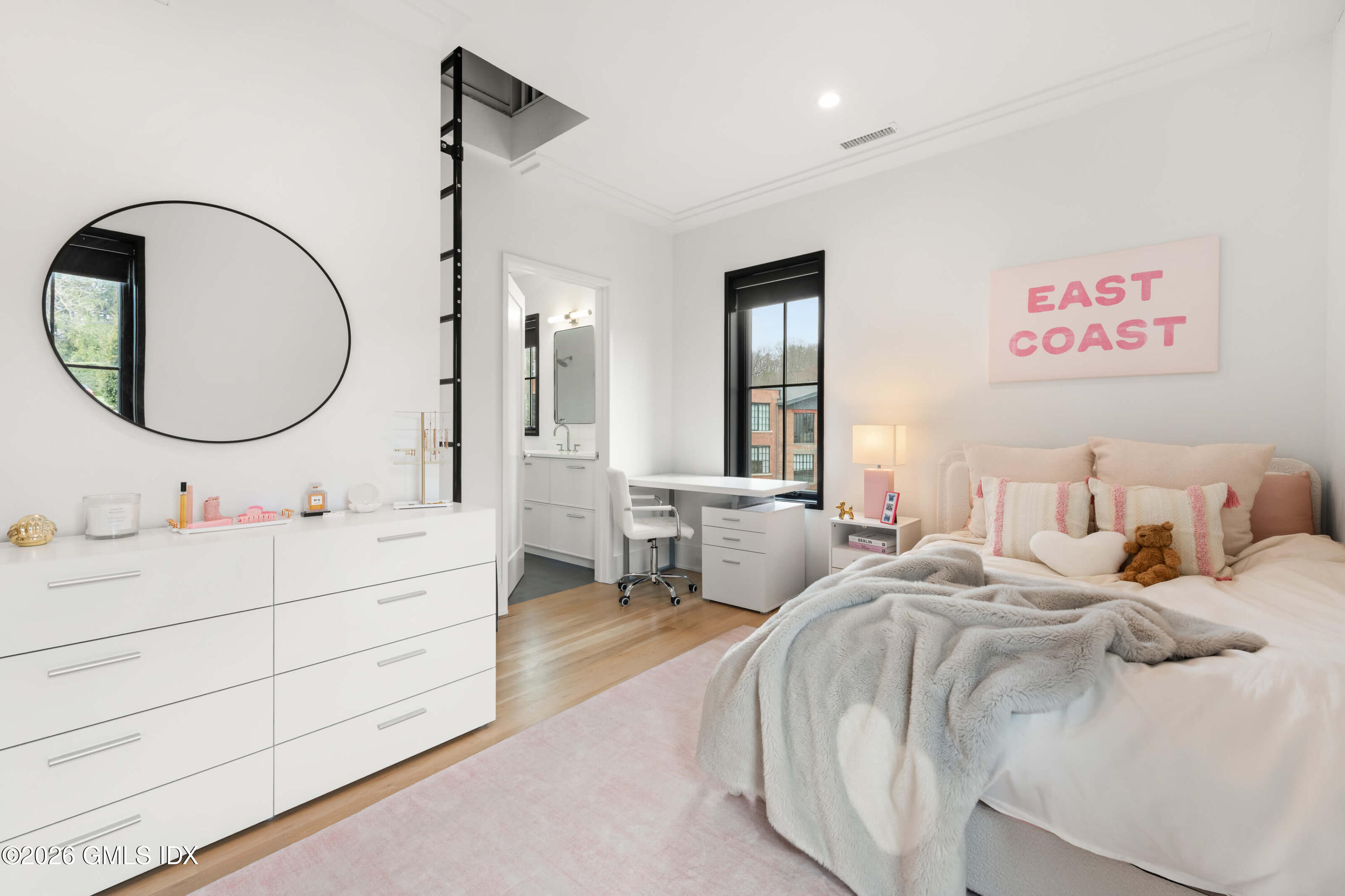 40 Richmondville Avenue