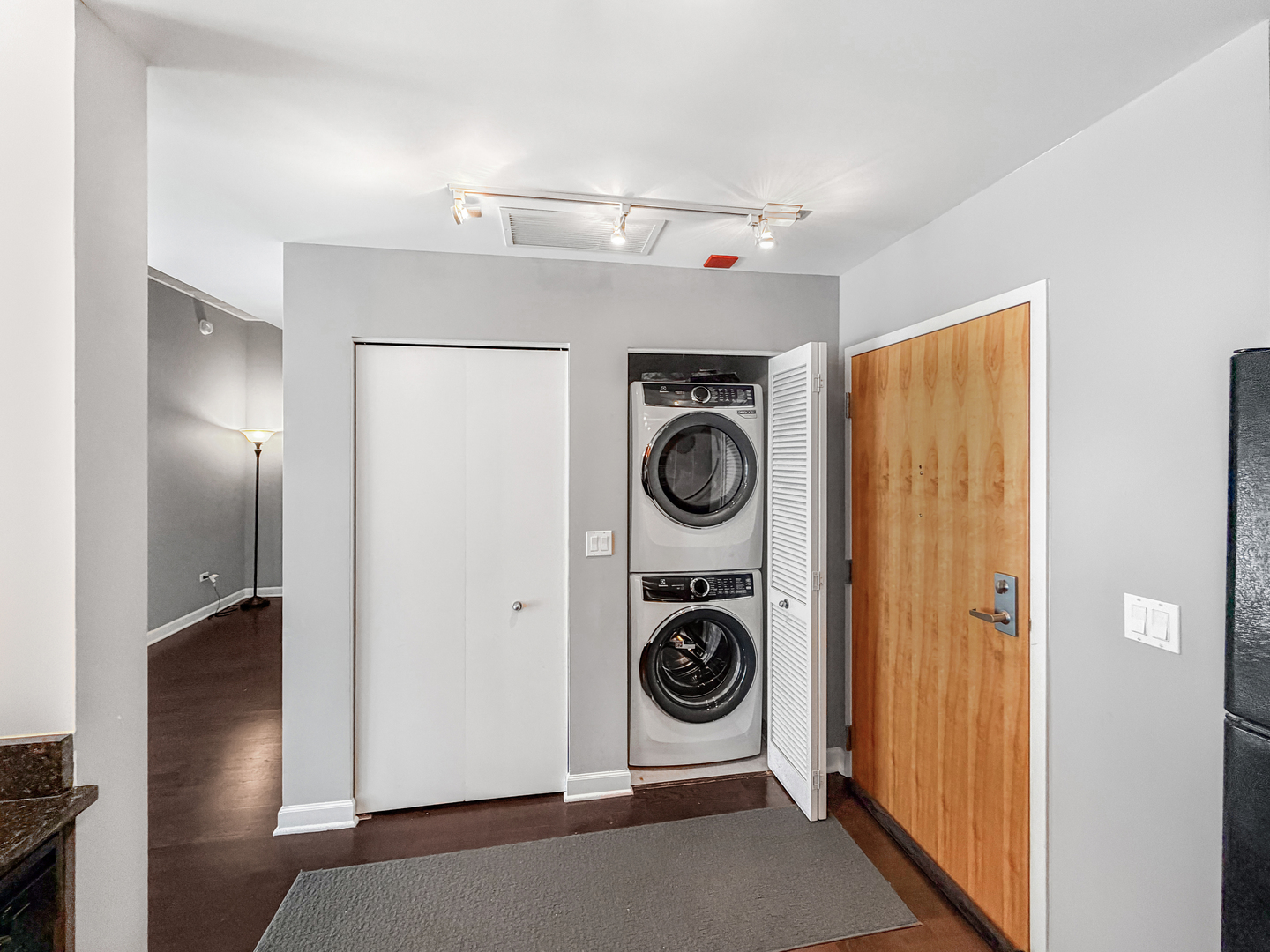 845 N KINGSBURY Street Unit: 405