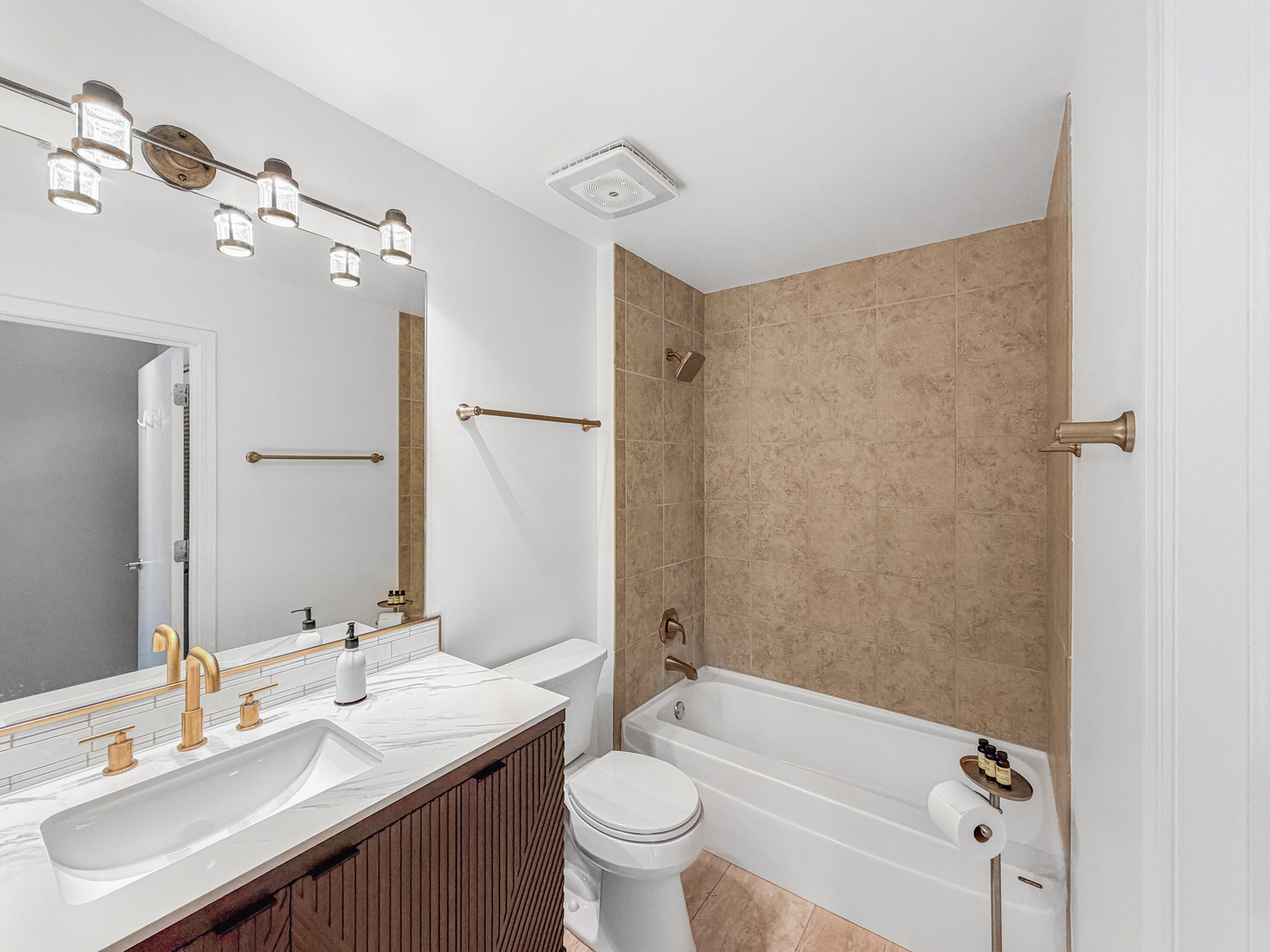 845 N KINGSBURY Street Unit: 405