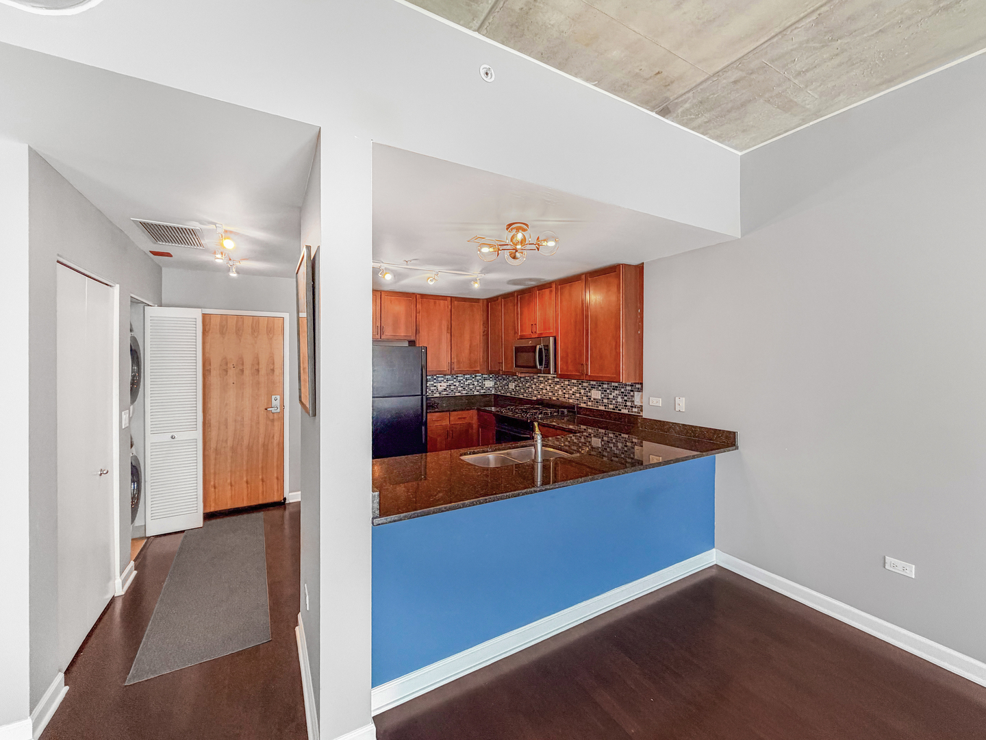 845 N KINGSBURY Street Unit: 405