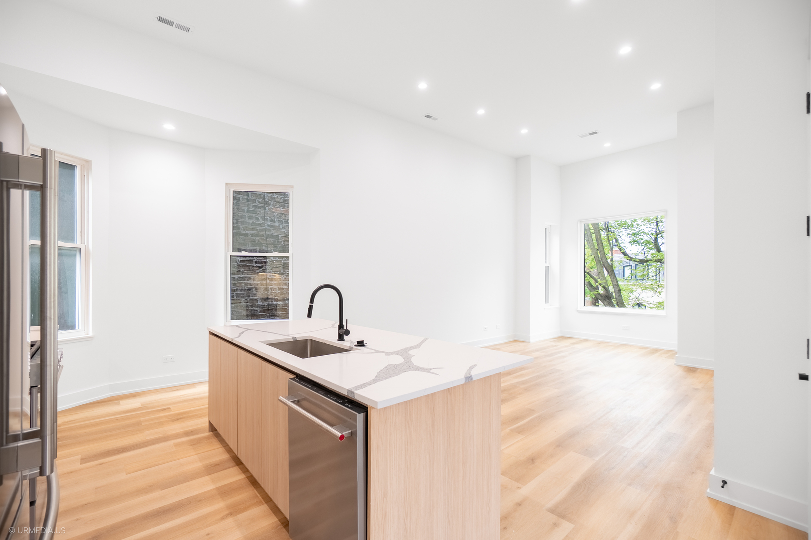 2113 N Kenmore Avenue Unit: 3
