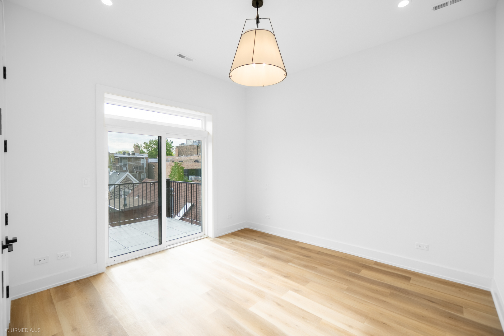 2113 N Kenmore Avenue Unit: 3
