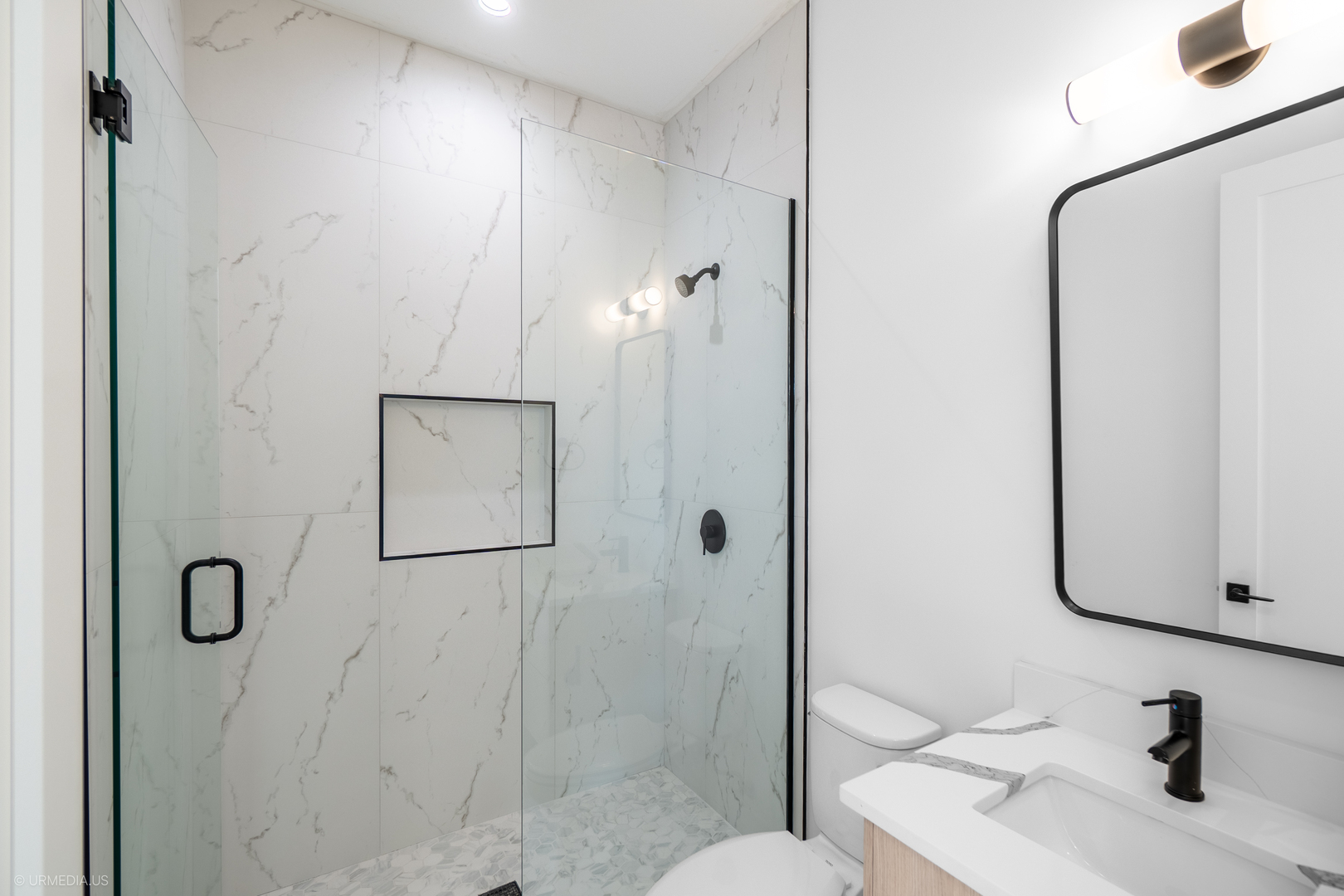 2113 N Kenmore Avenue Unit: 3