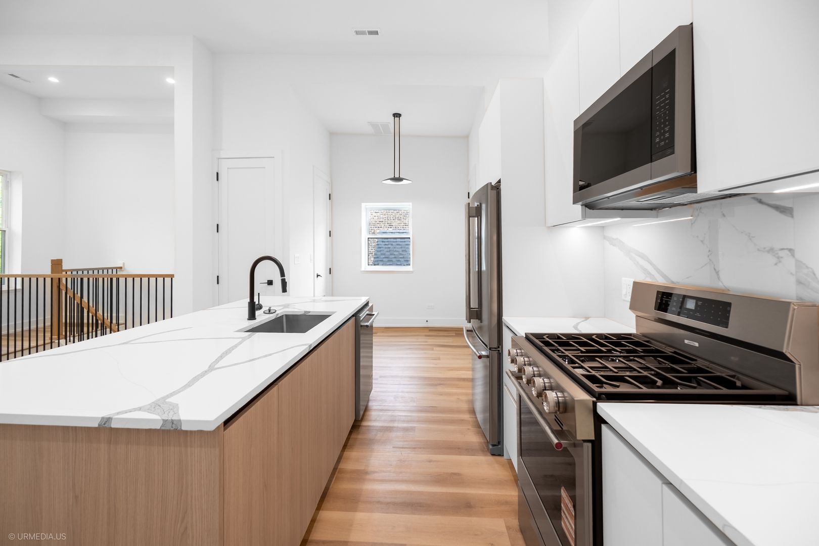 2113 N Kenmore Avenue Unit: 3