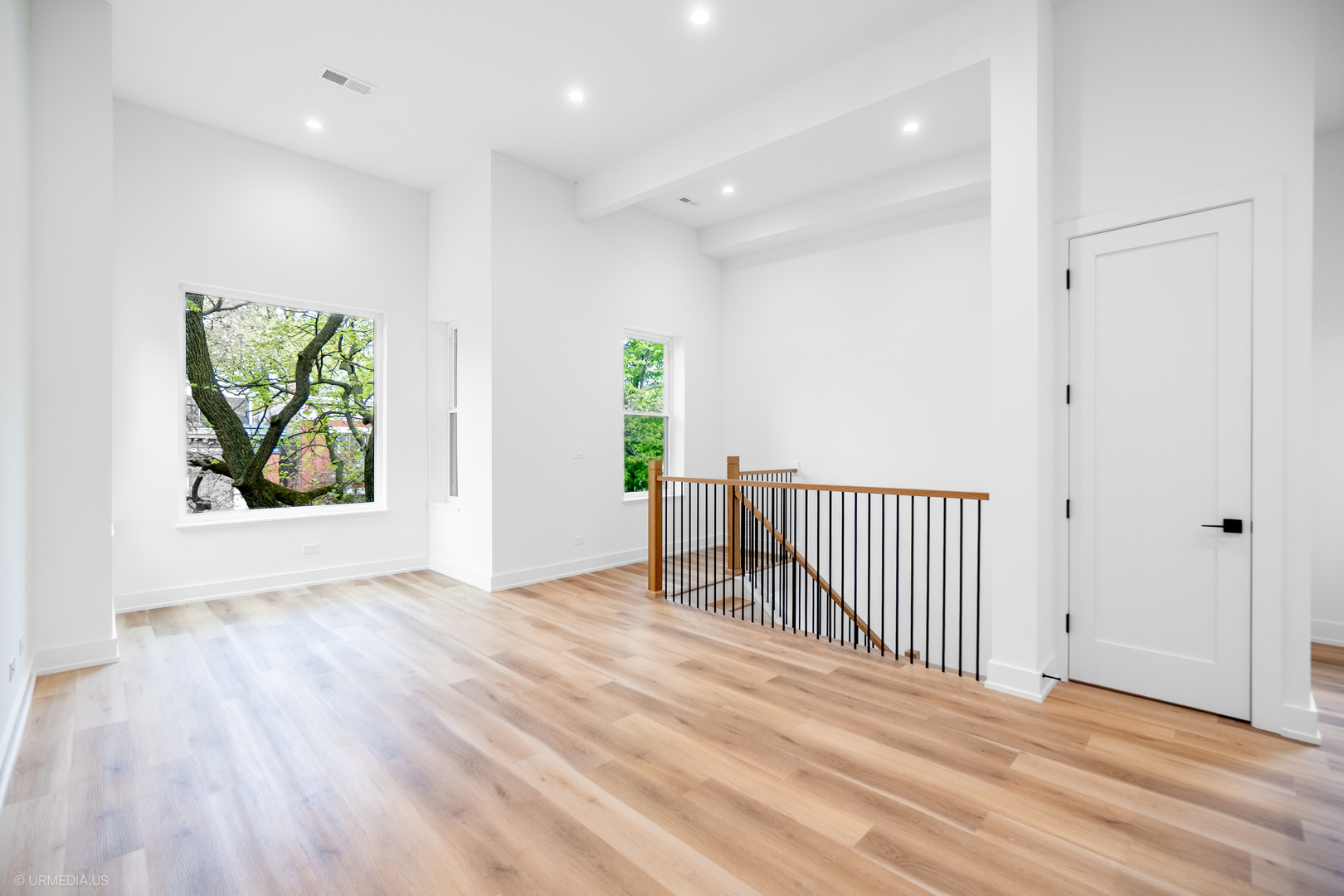 2113 N Kenmore Avenue Unit: 3