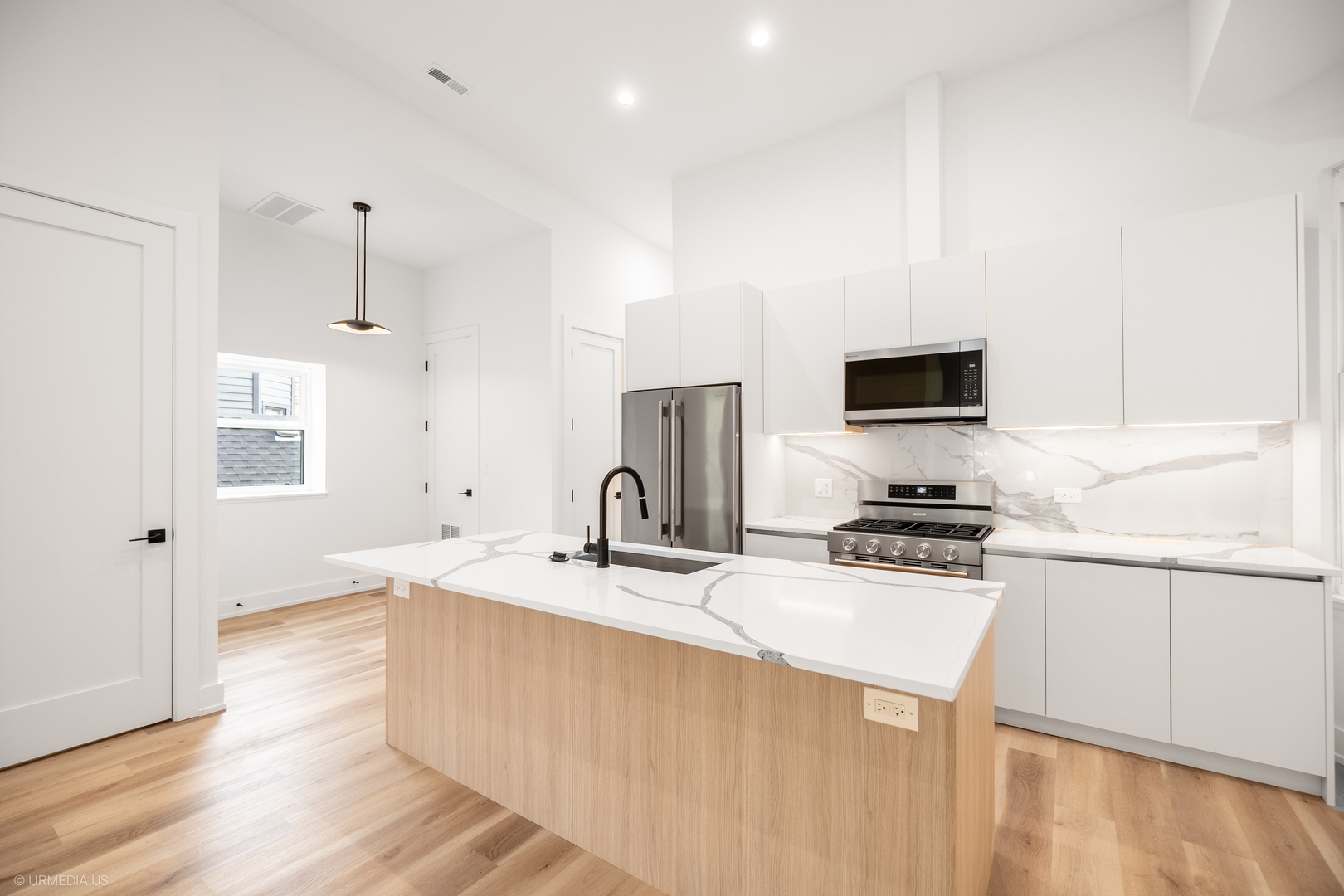 2113 N Kenmore Avenue Unit: 3