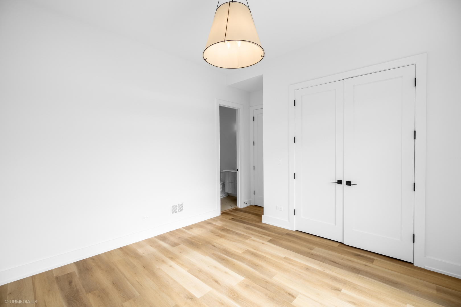 2113 N Kenmore Avenue Unit: 3