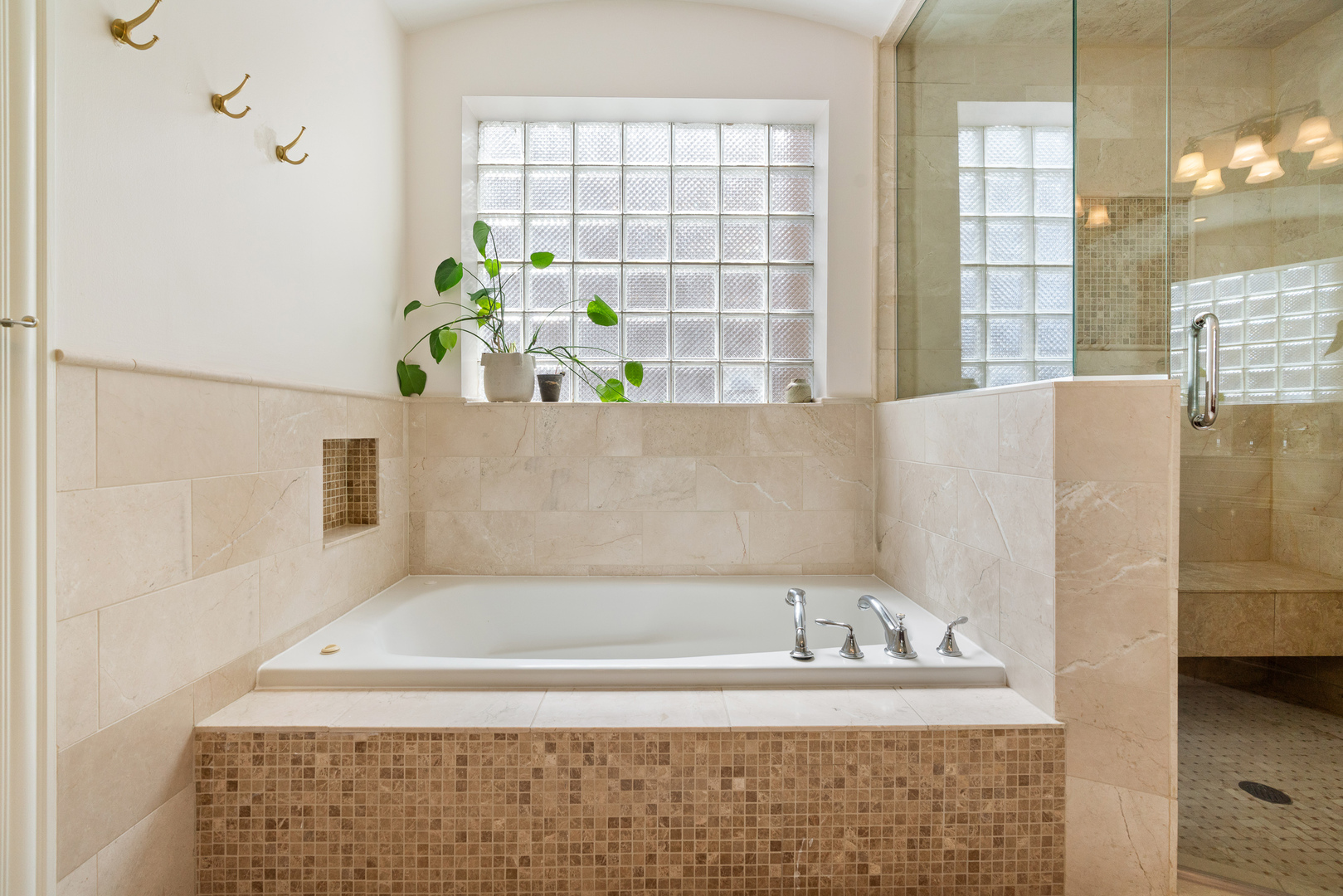 901 W Fletcher Street Unit: 2