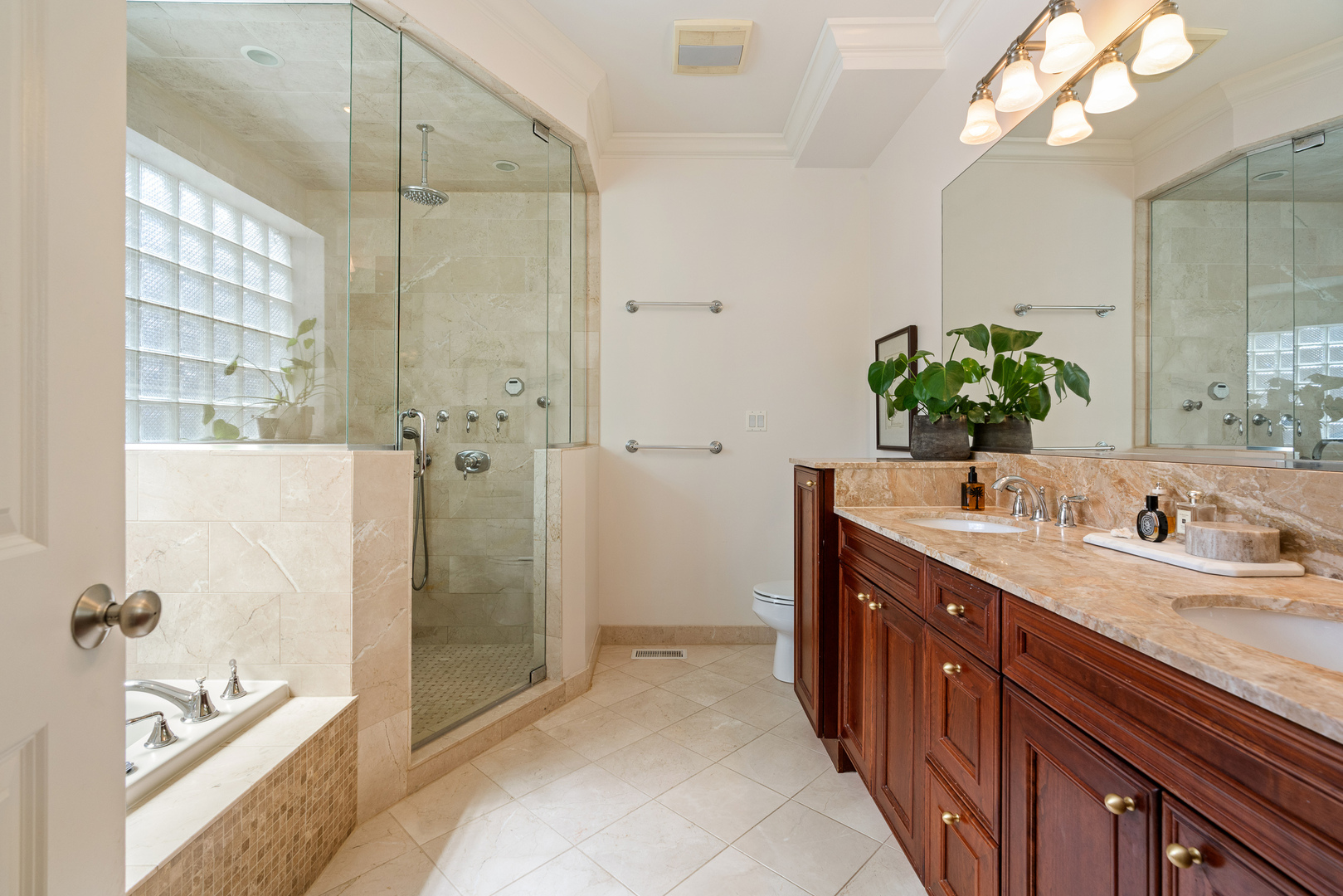 901 W Fletcher Street Unit: 2