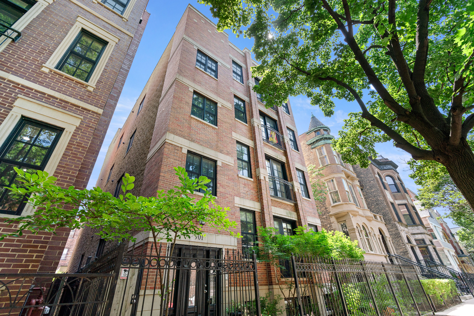 901 W Fletcher Street Unit: 2