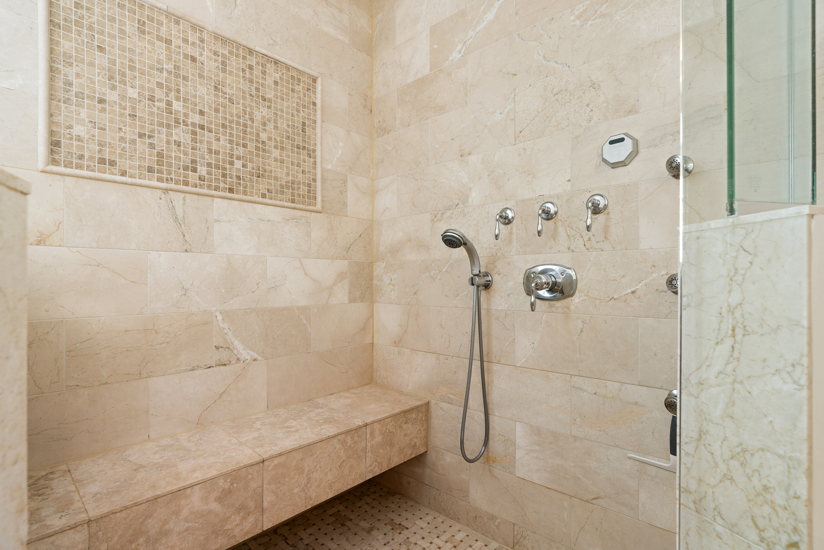 901 W Fletcher Street Unit: 2