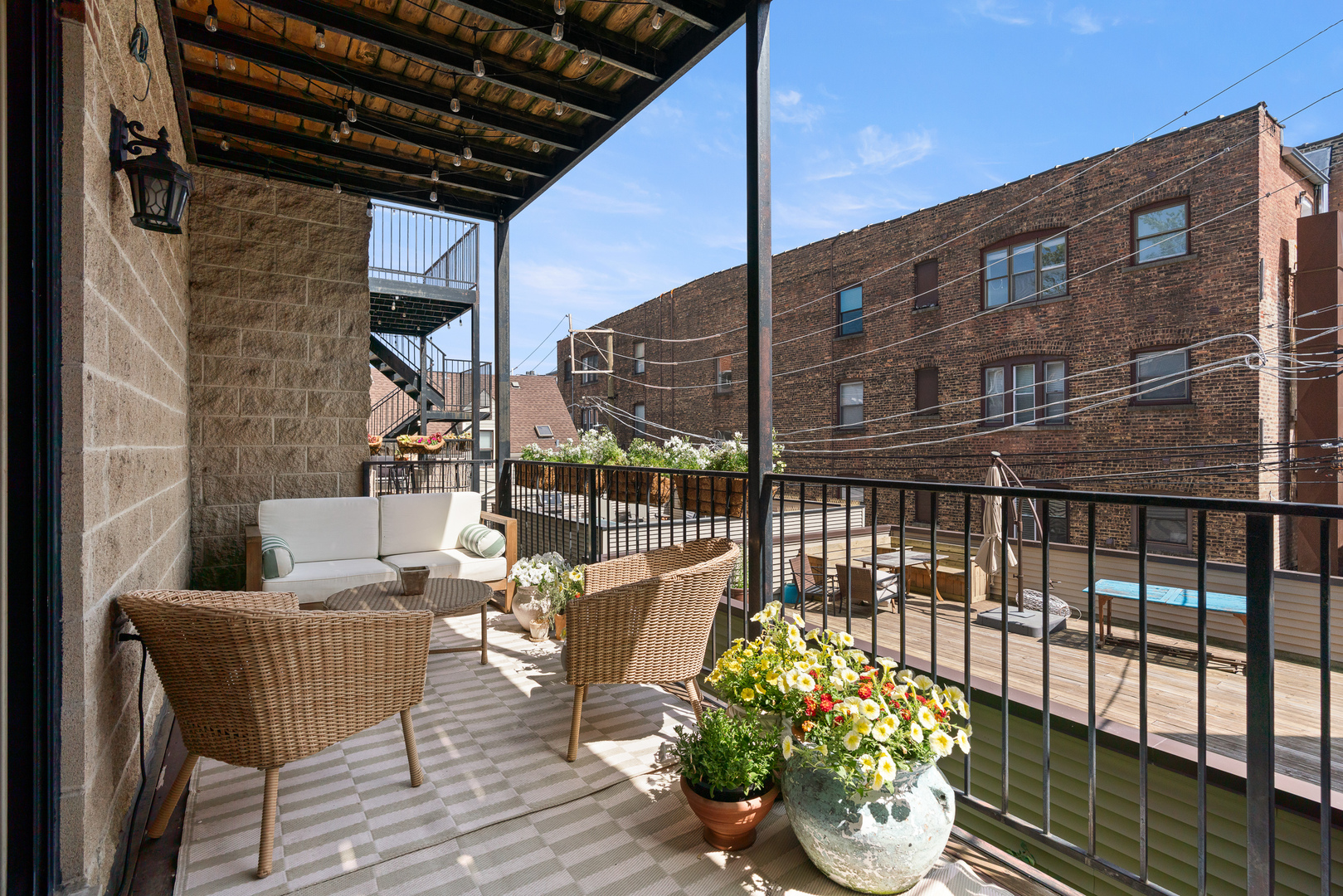 901 W Fletcher Street Unit: 2
