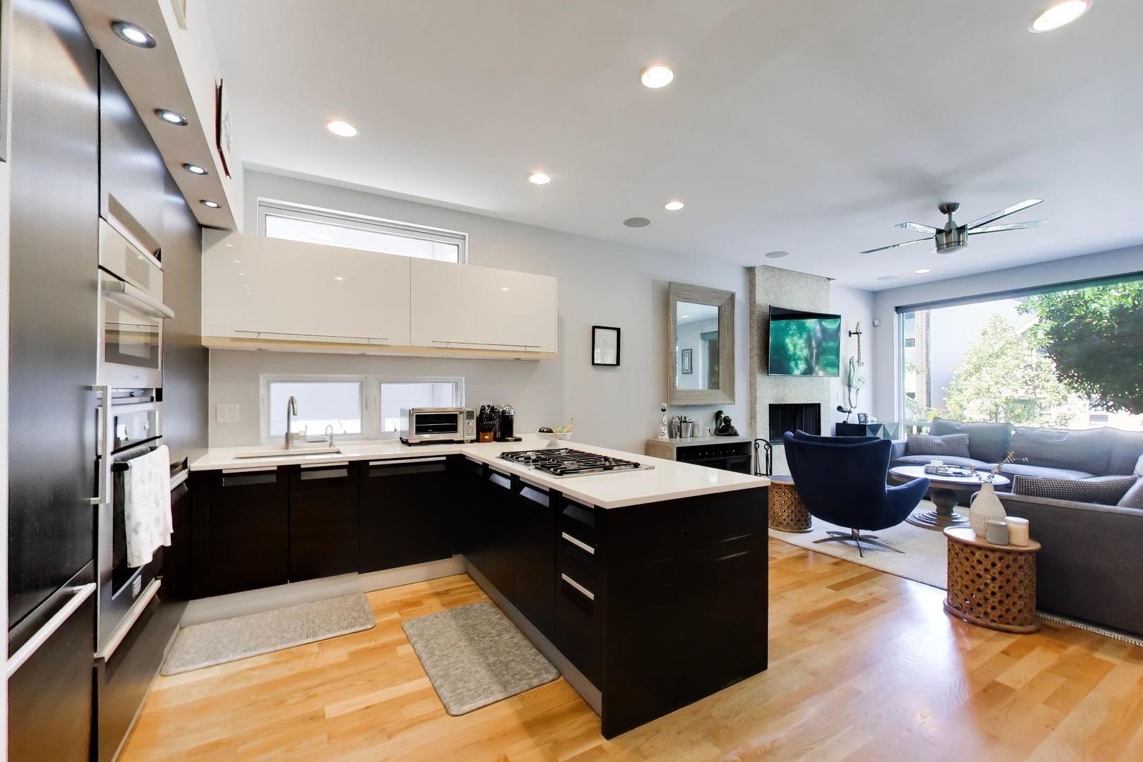 879 N Marshfield Avenue Unit: 2