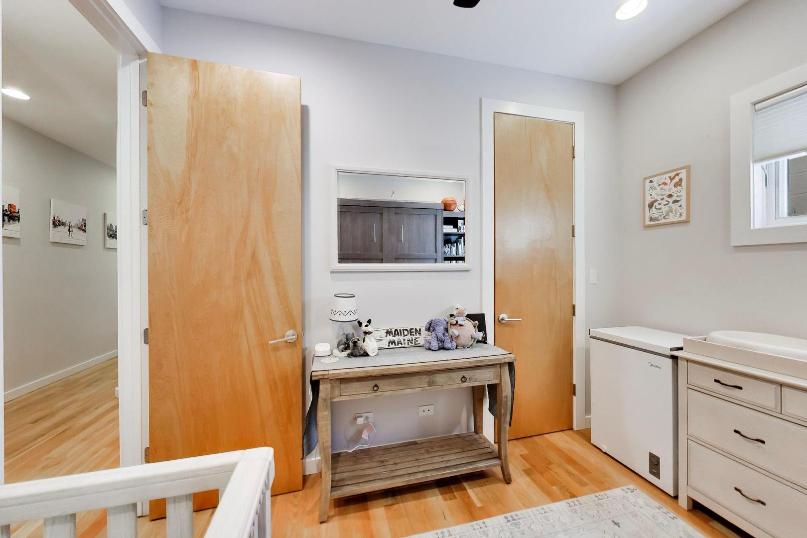 879 N Marshfield Avenue Unit: 2