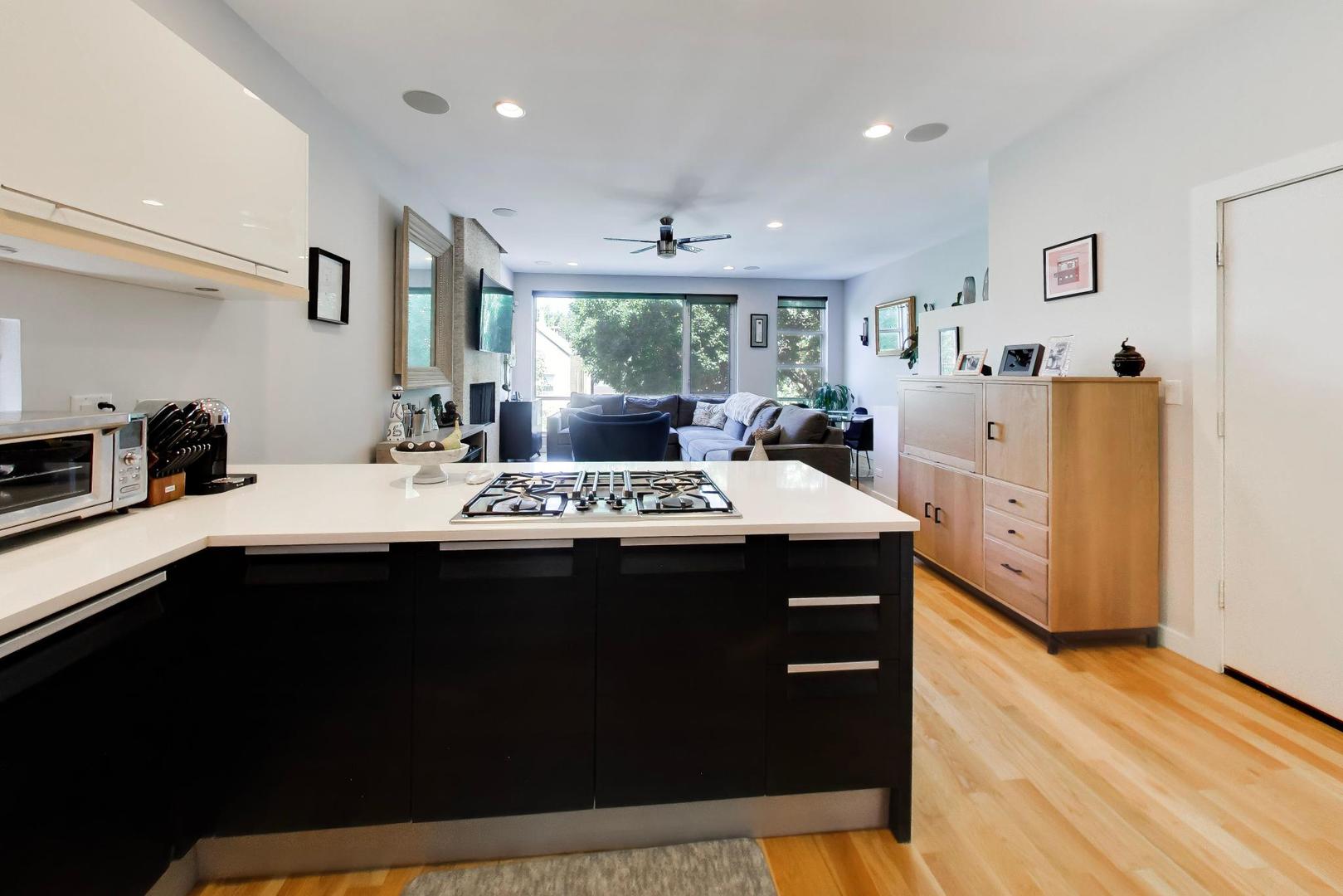 879 N Marshfield Avenue Unit: 2