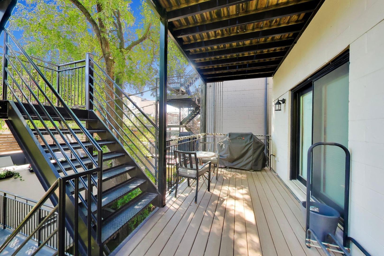 879 N Marshfield Avenue Unit: 2