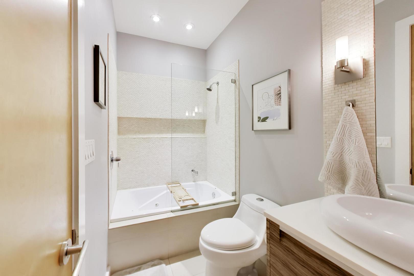 879 N Marshfield Avenue Unit: 2