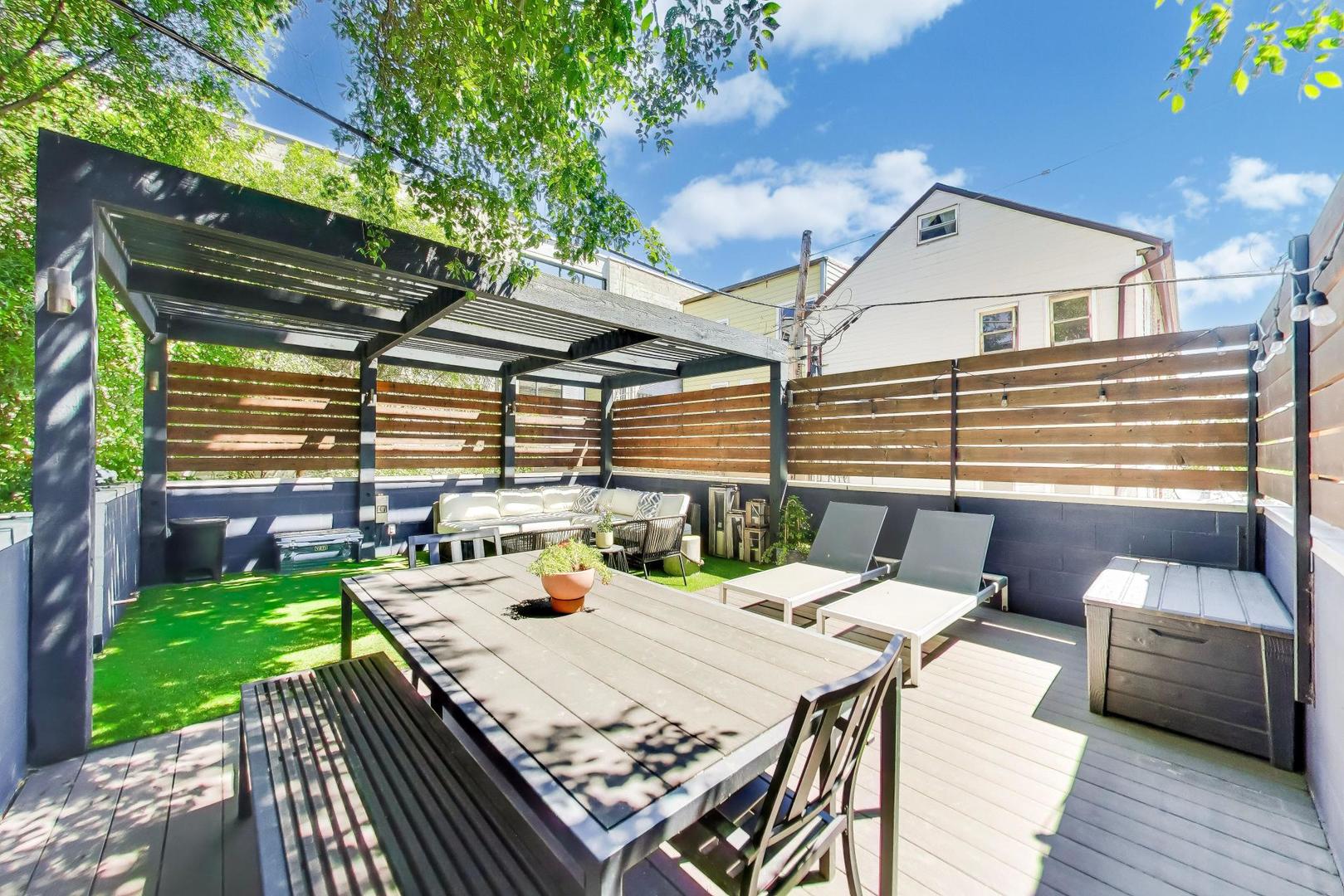 879 N Marshfield Avenue Unit: 2