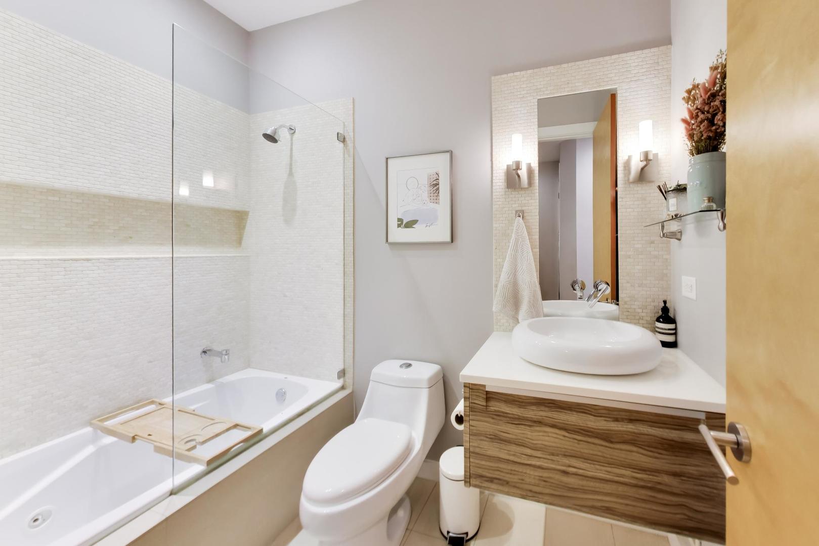 879 N Marshfield Avenue Unit: 2