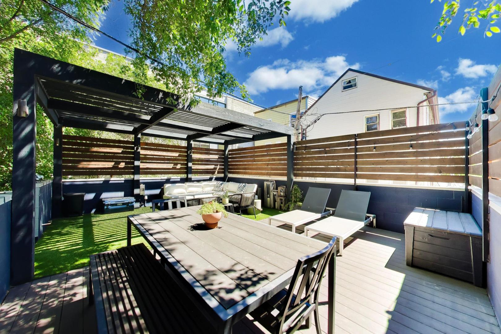 879 N Marshfield Avenue Unit: 2