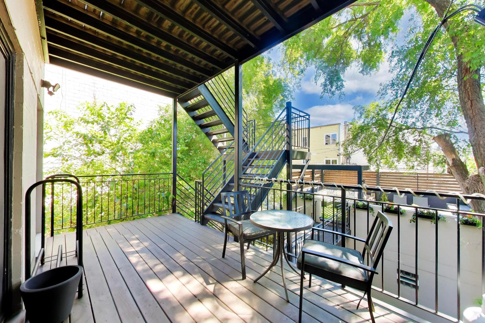 879 N Marshfield Avenue Unit: 2