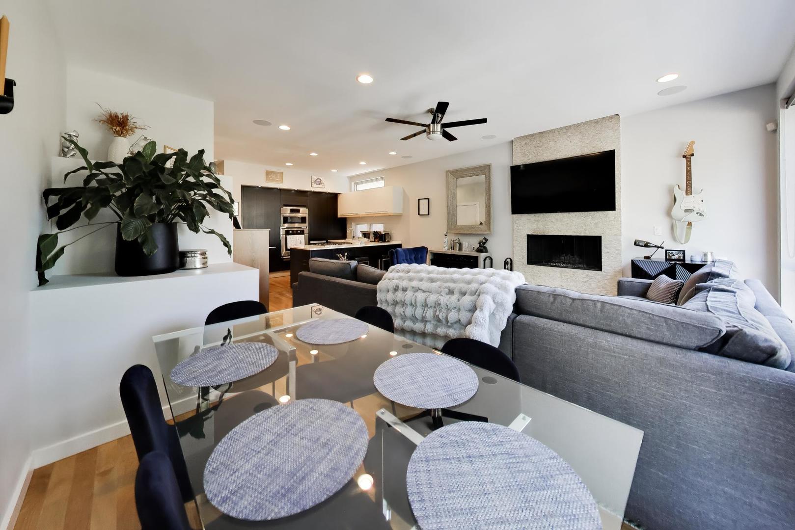 879 N Marshfield Avenue Unit: 2