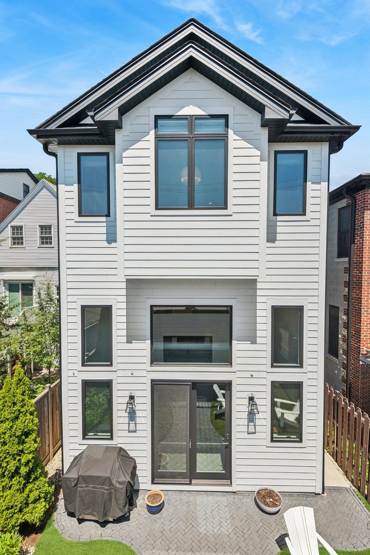 1219 W Roscoe Street
