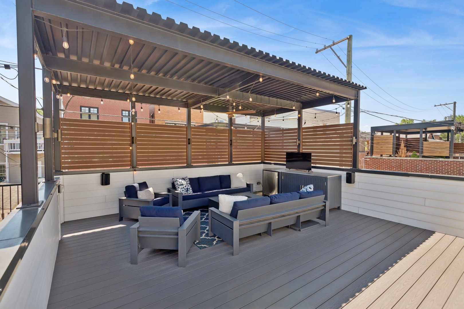 1219 W Roscoe Street