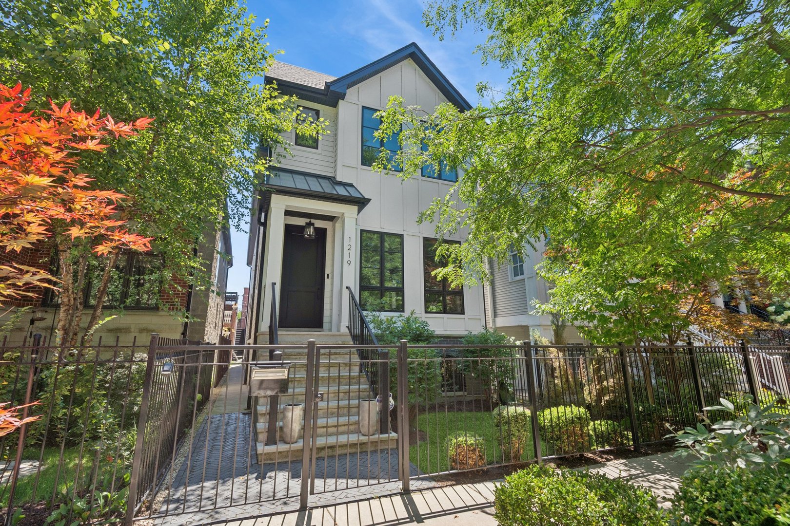 1219 W Roscoe Street