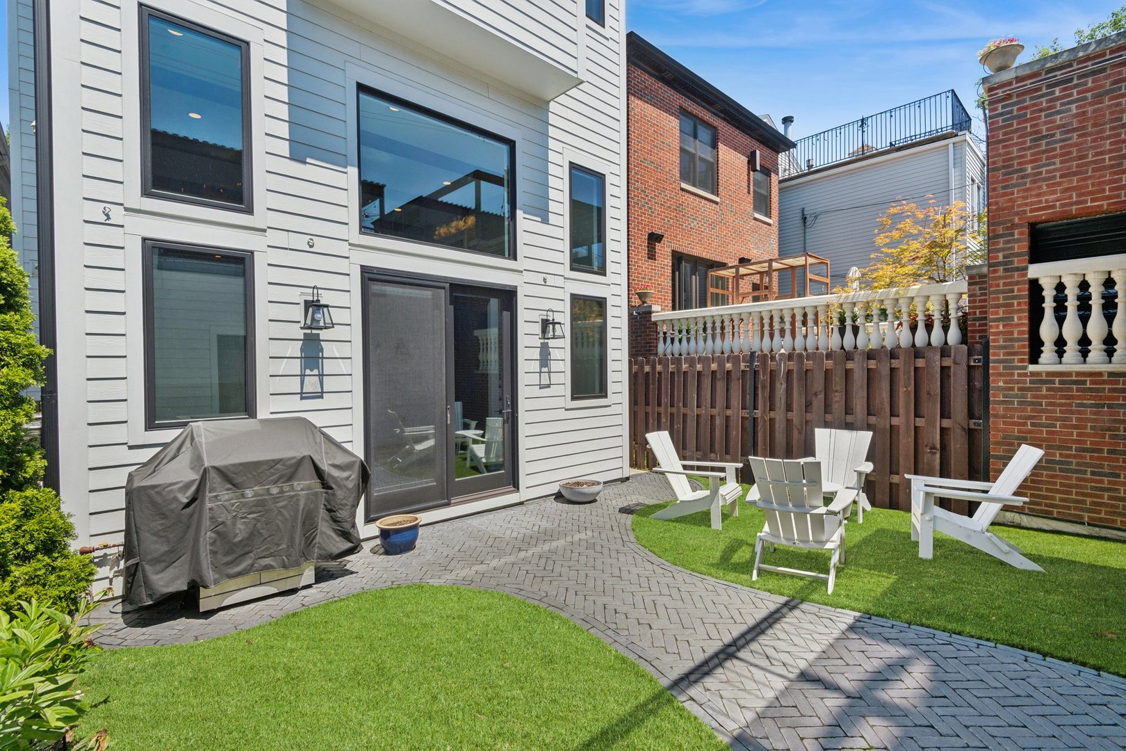 1219 W Roscoe Street