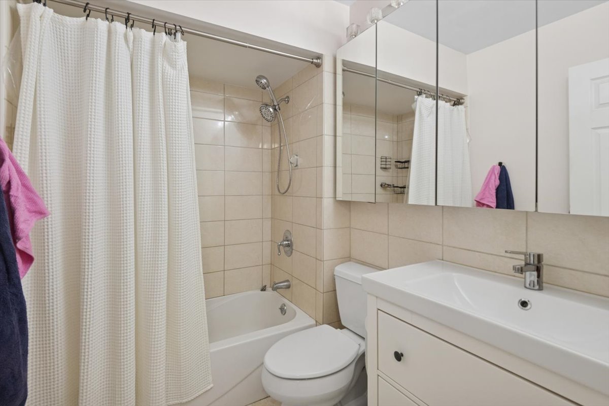6534 W Montrose Avenue Unit: 3W