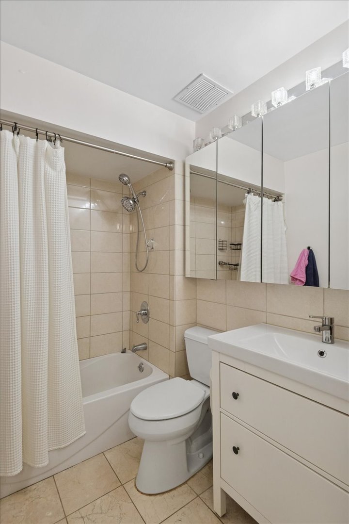 6534 W Montrose Avenue Unit: 3W