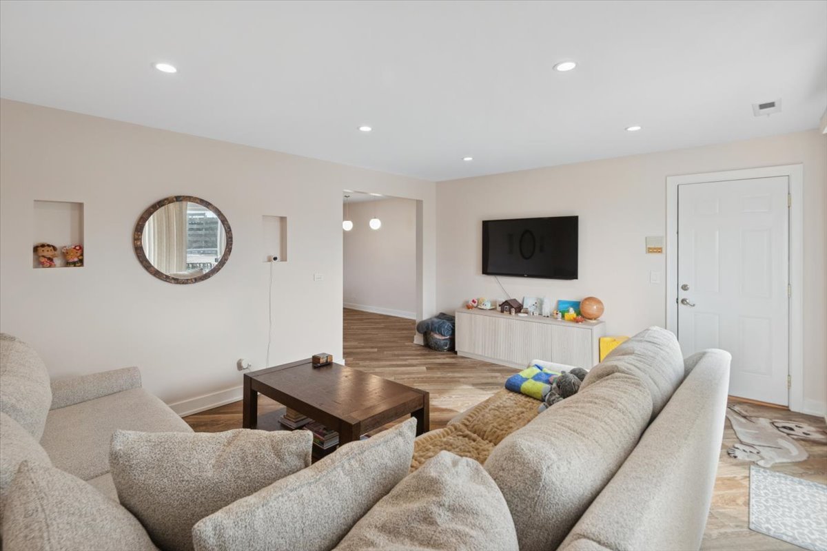 6534 W Montrose Avenue Unit: 3W