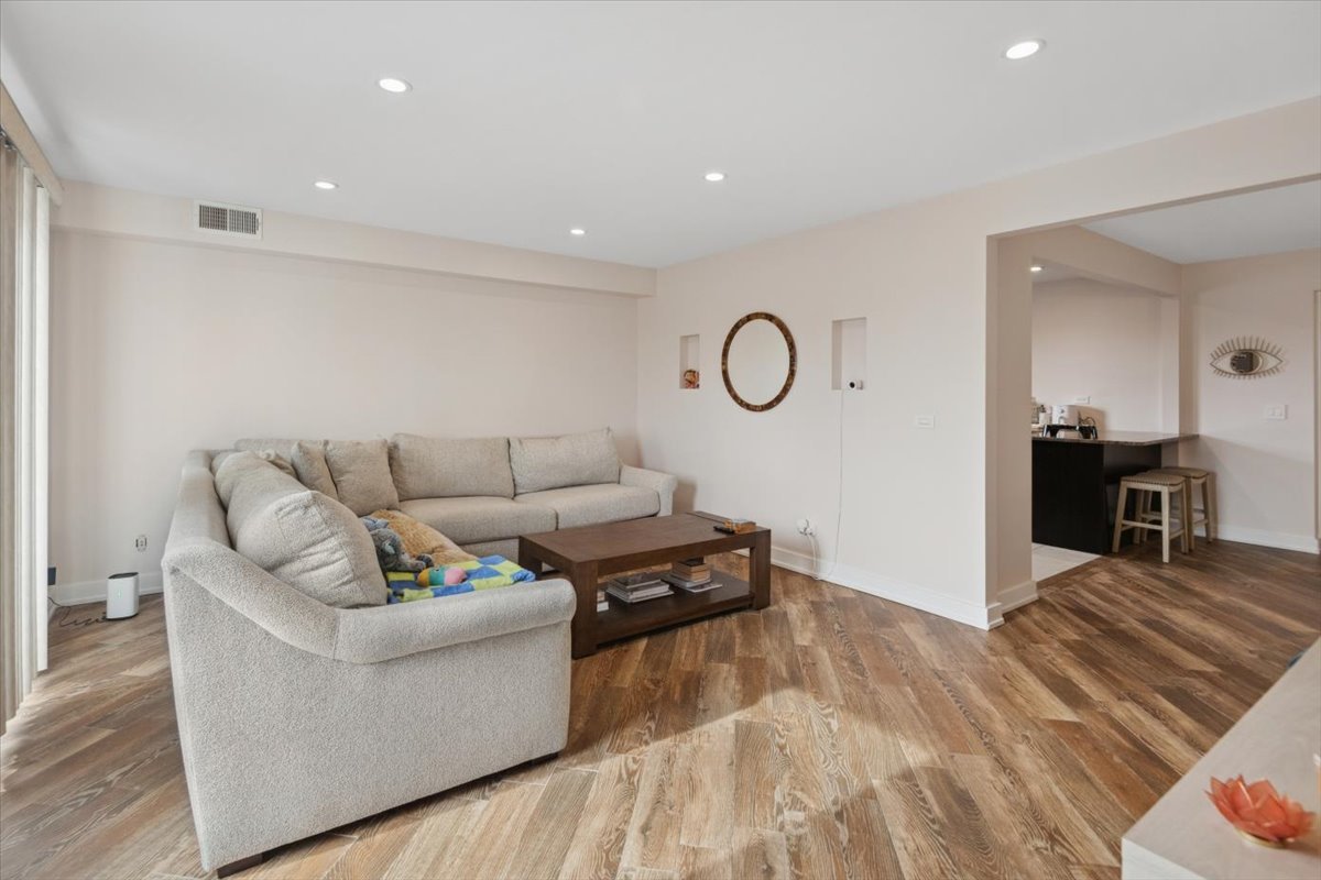 6534 W Montrose Avenue Unit: 3W