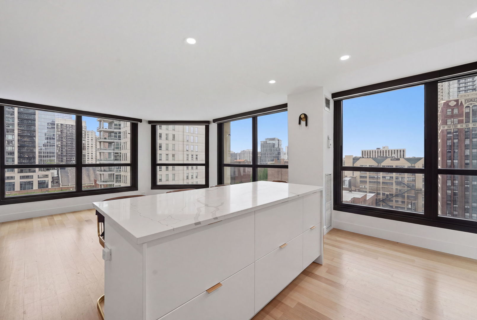 1030 N State Street Unit: 5L