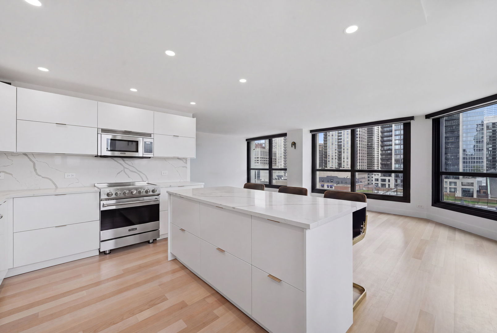 1030 N State Street Unit: 5L