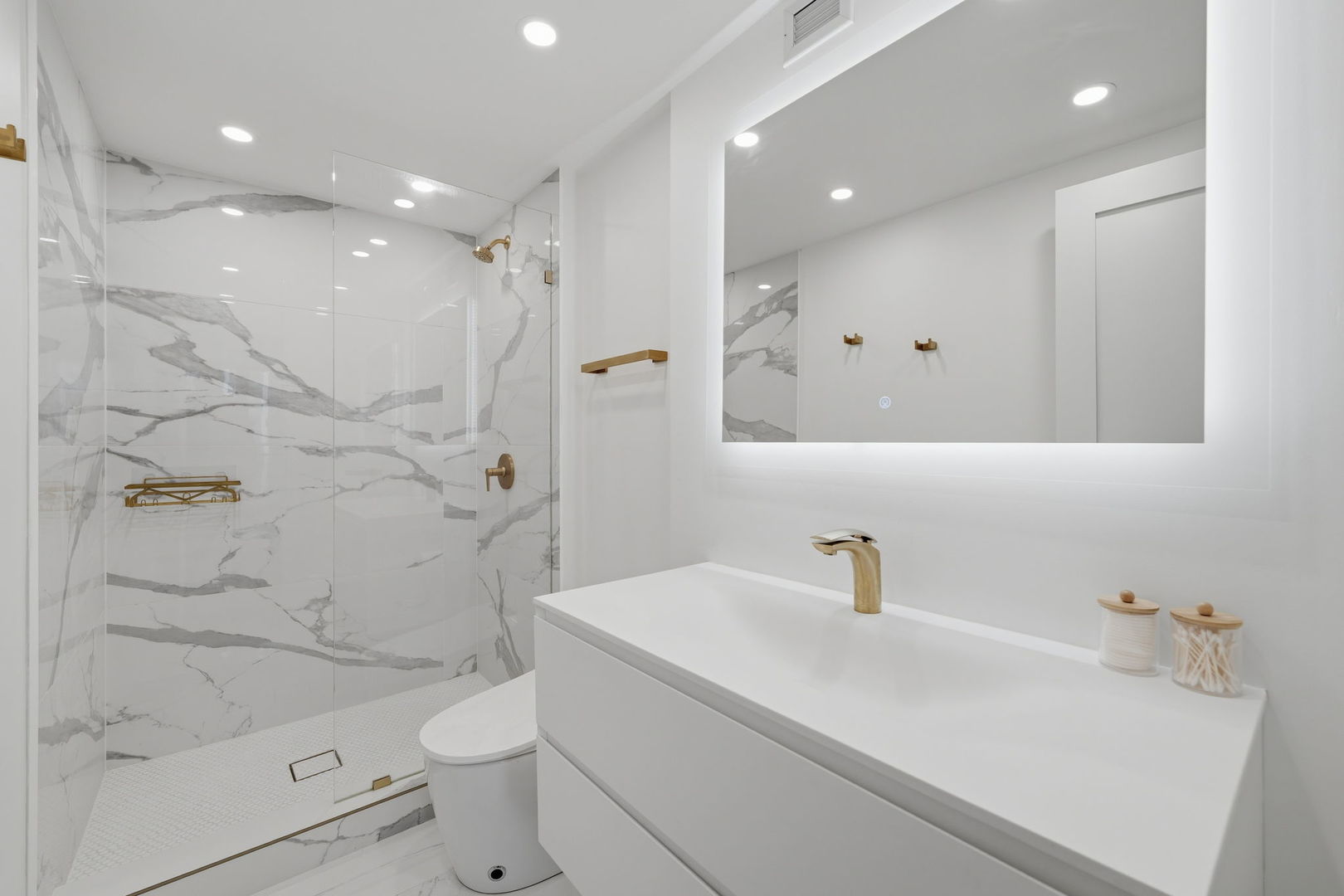 1030 N State Street Unit: 5L