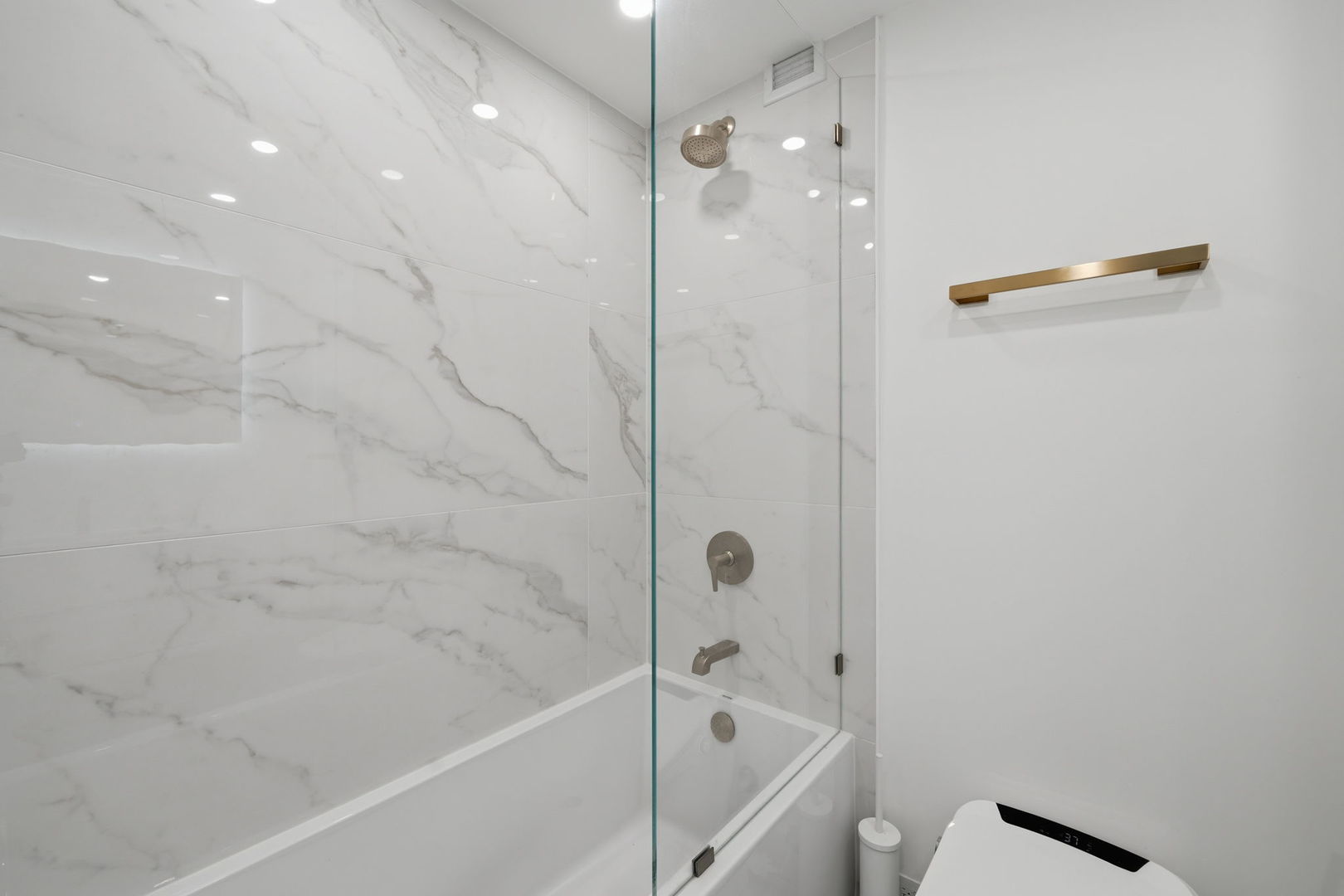 1030 N State Street Unit: 5L