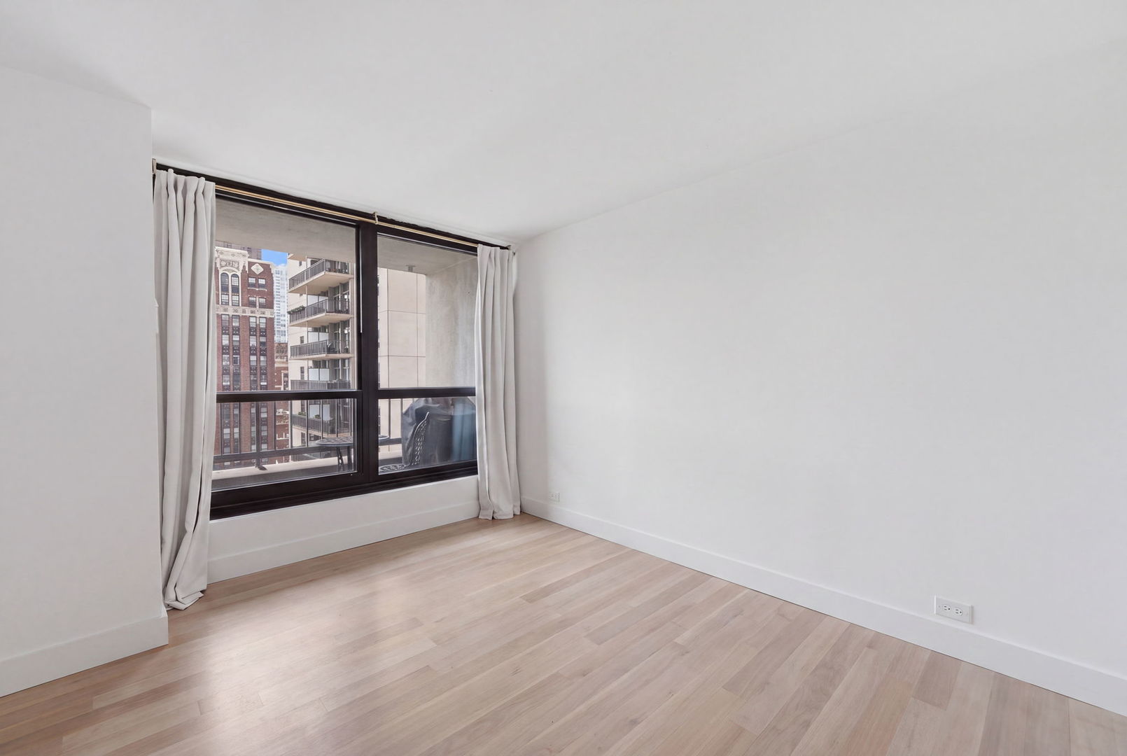 1030 N State Street Unit: 5L