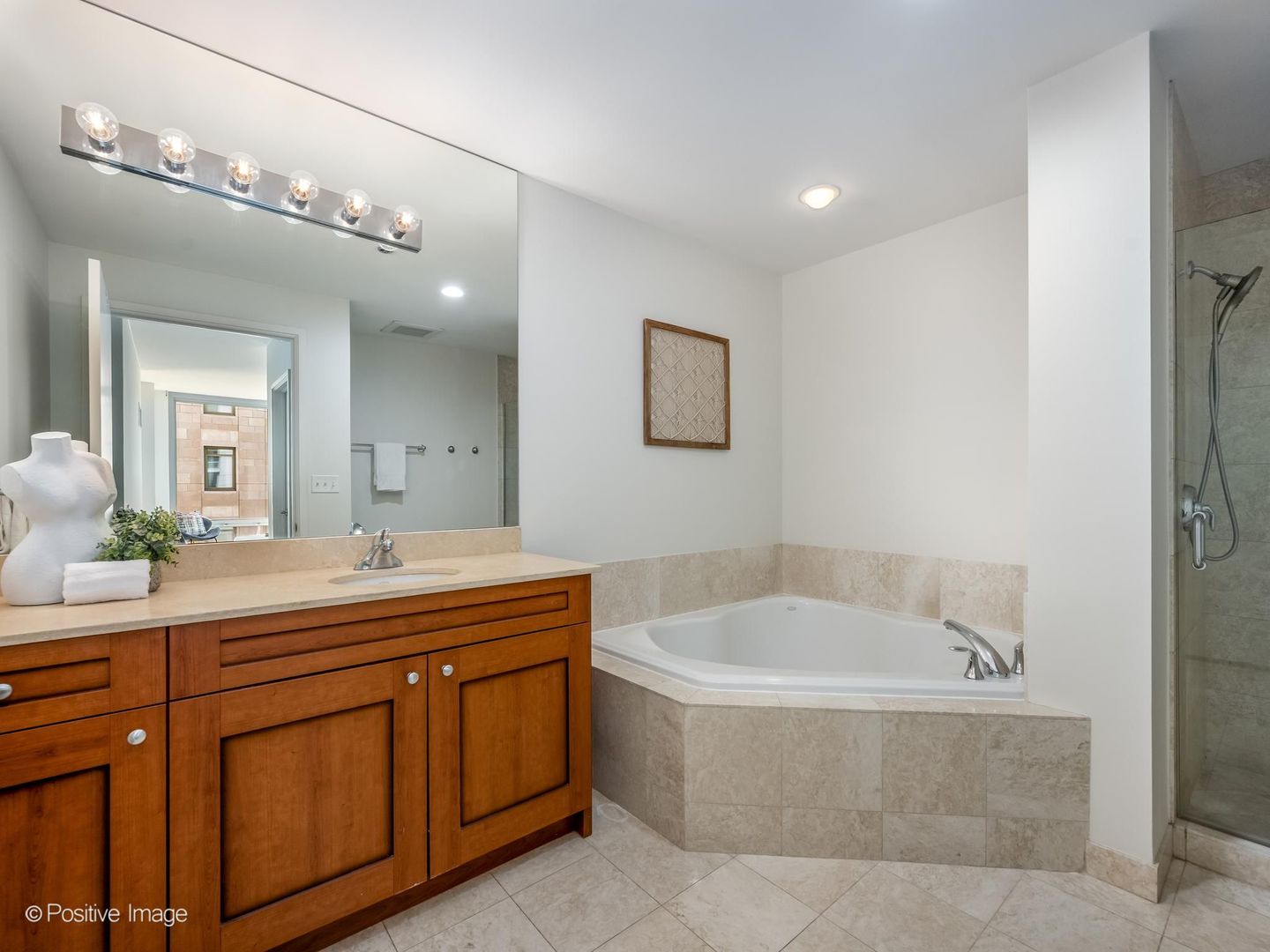 160 E Illinois Street Unit: 901