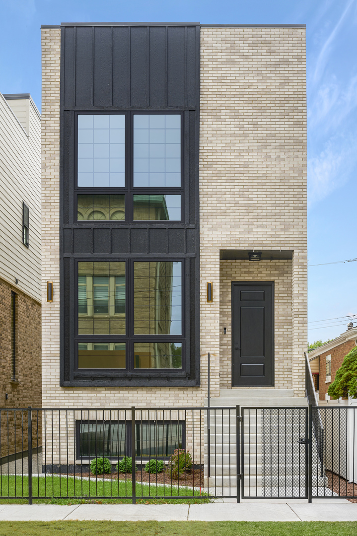 513 W 28th Place
