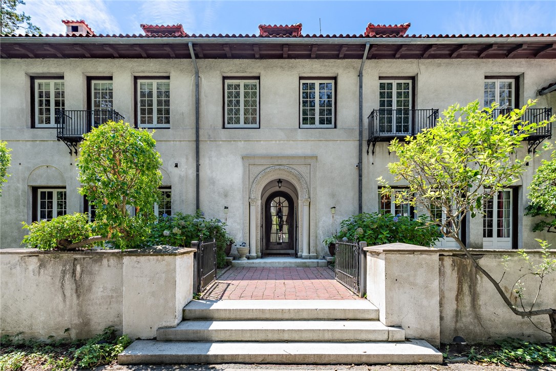 460 Rochambeau Avenue