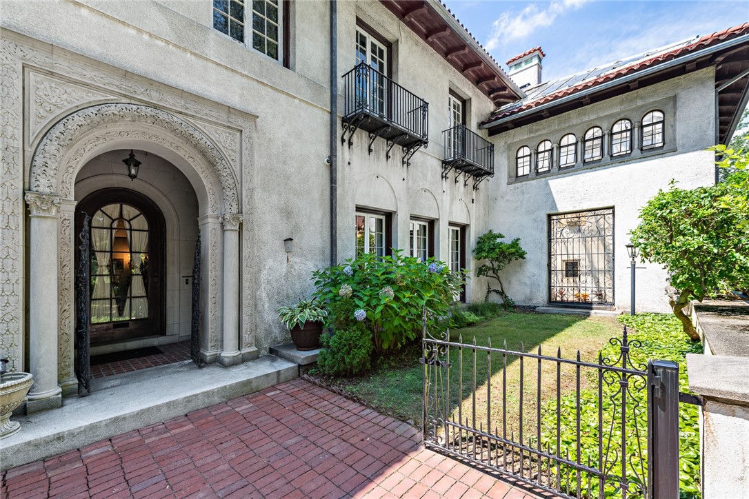 460 Rochambeau Avenue