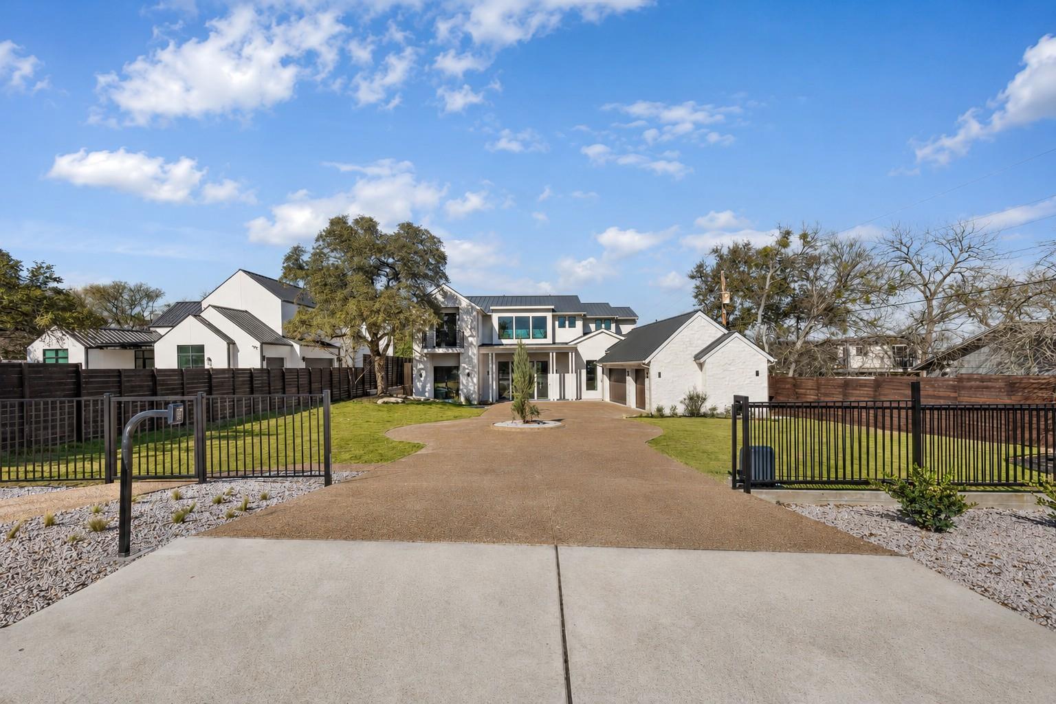 6102 Forest Hills DR