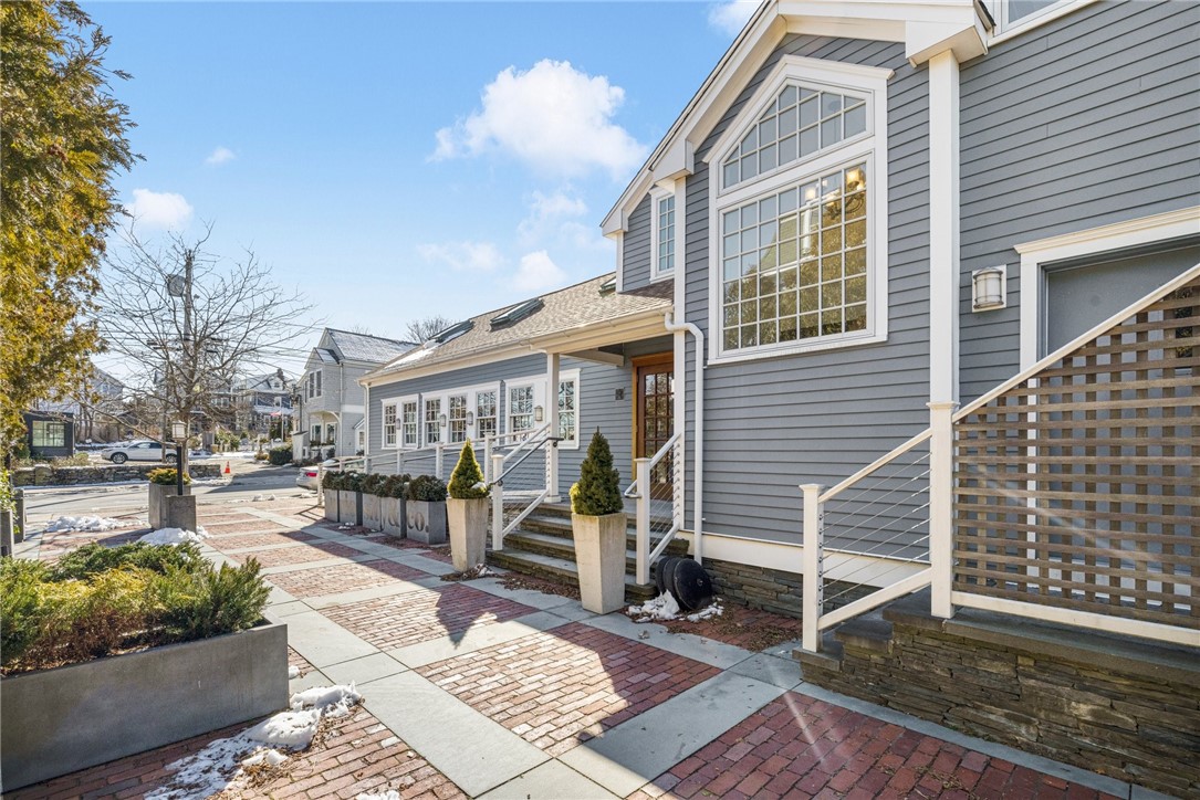 14 Narragansett Avenue