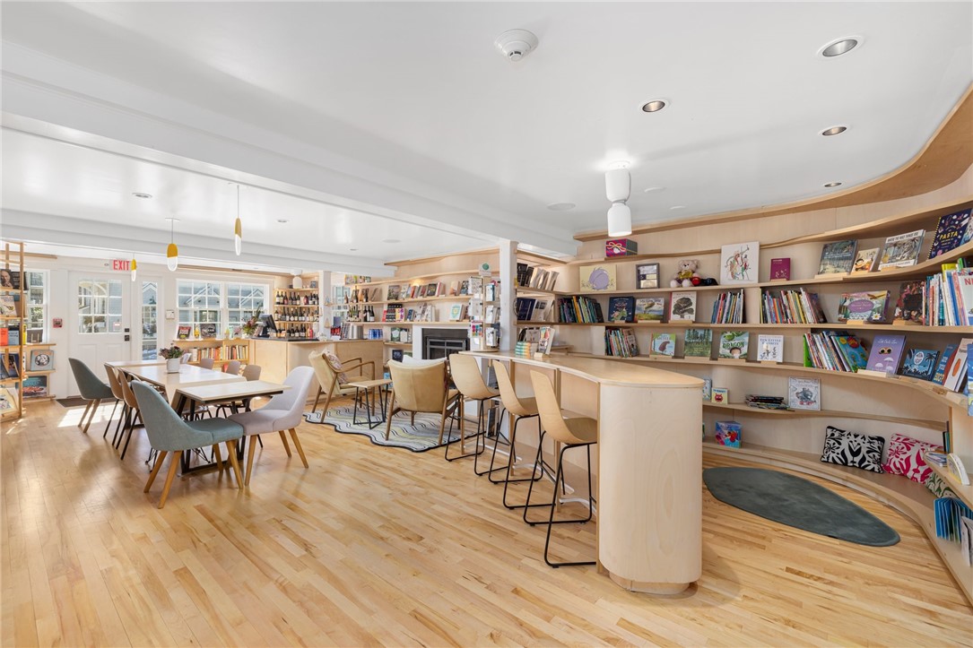 14 Narragansett Avenue