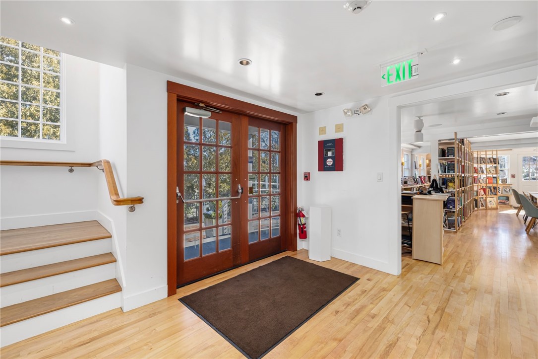 14 Narragansett Avenue