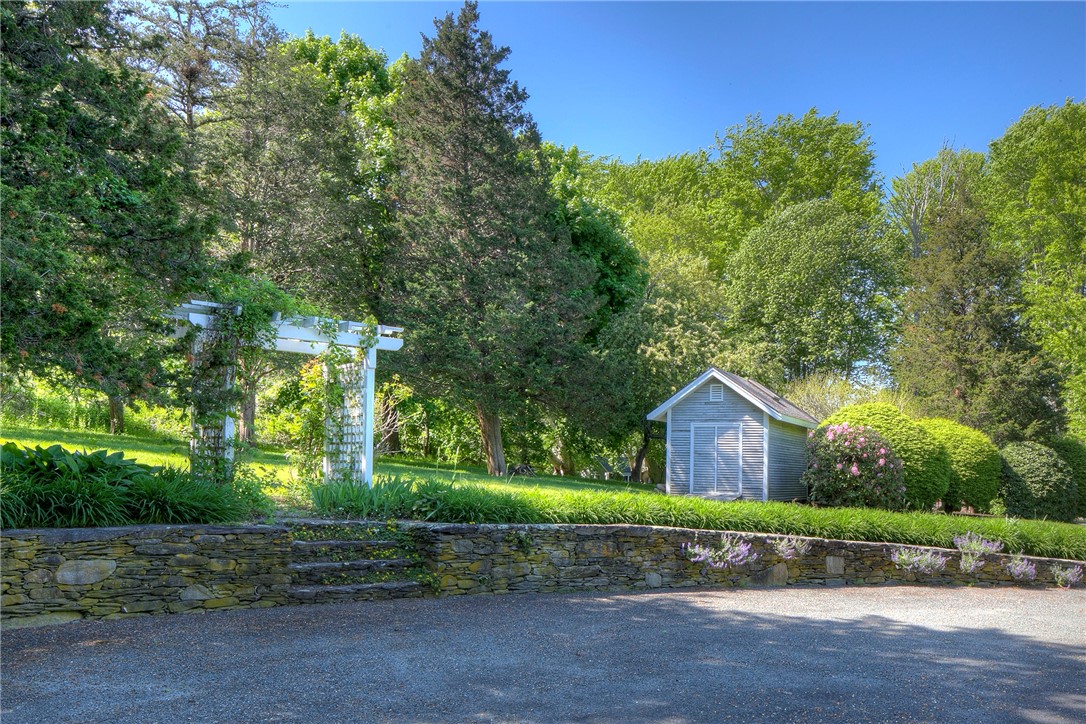 699 Black Point Lane