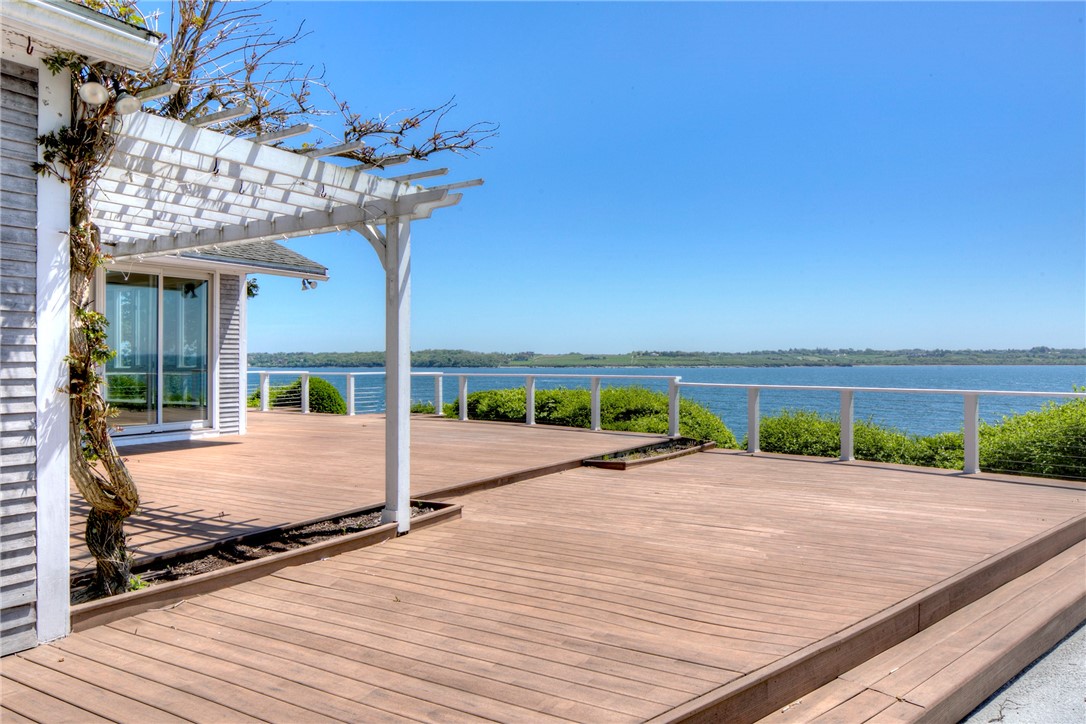 699 Black Point Lane